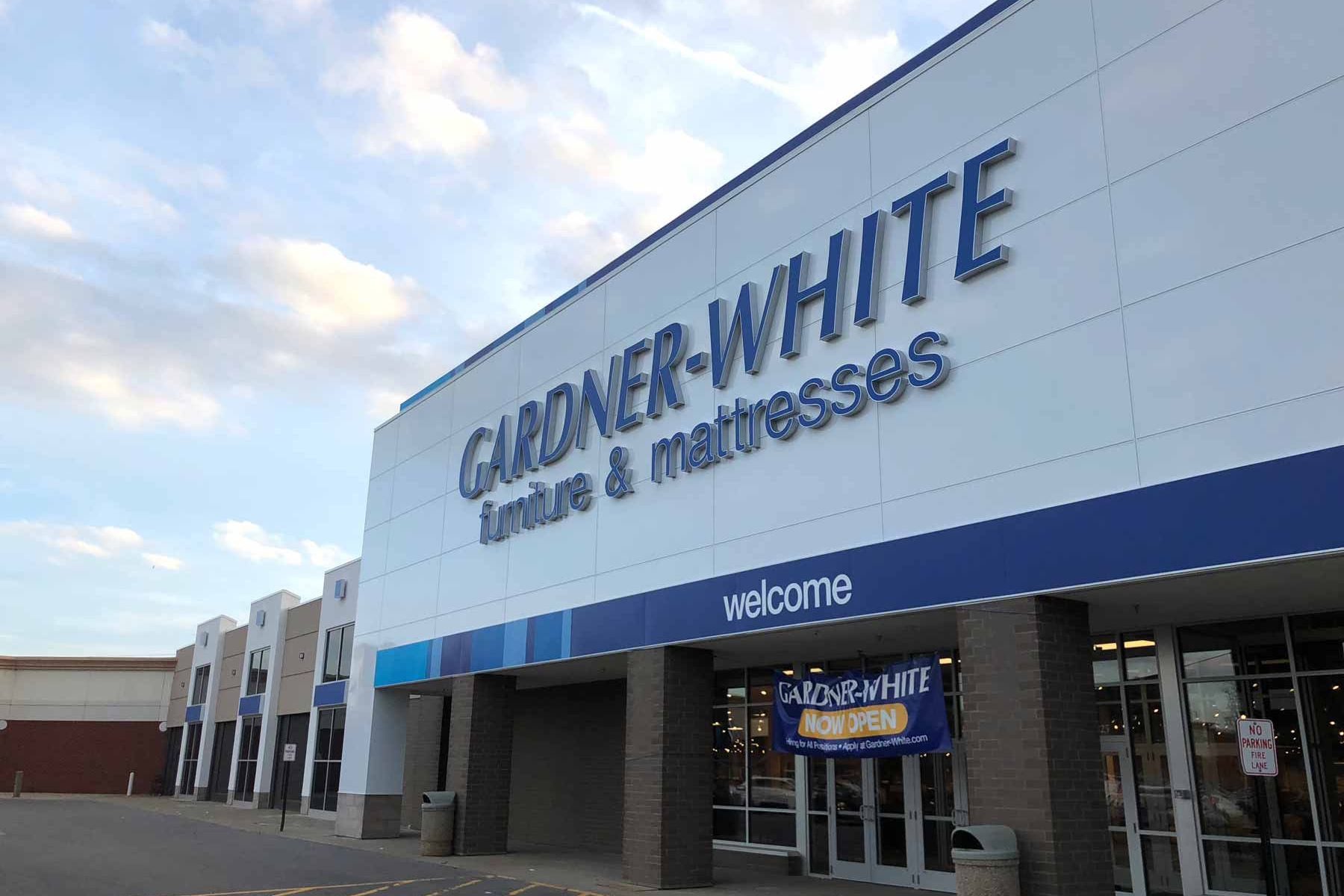 Storefront image of Gardner White's Novi - West Oaks location