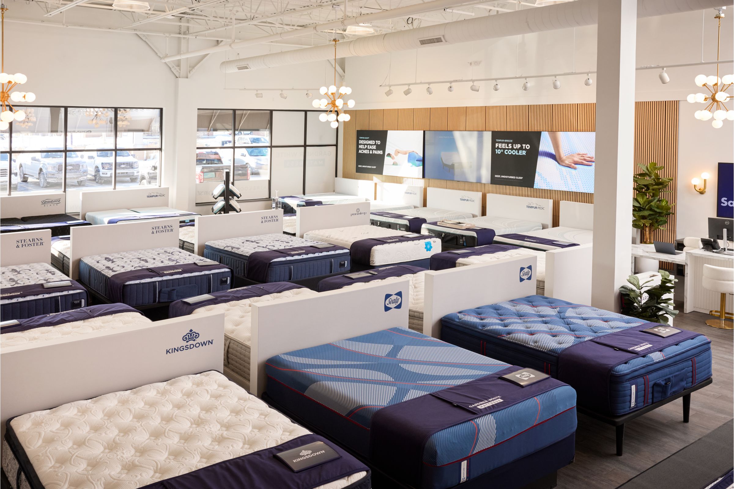 Storefront image of Gardner White's Woodhaven location