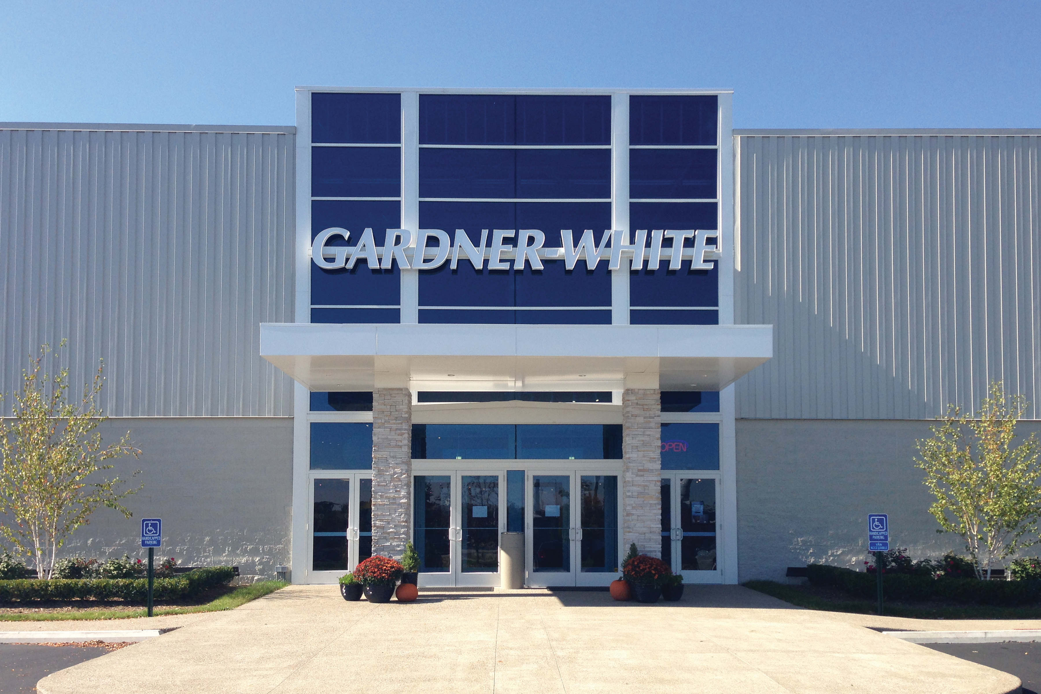 Storefront image of Gardner White's Auburn Hills location